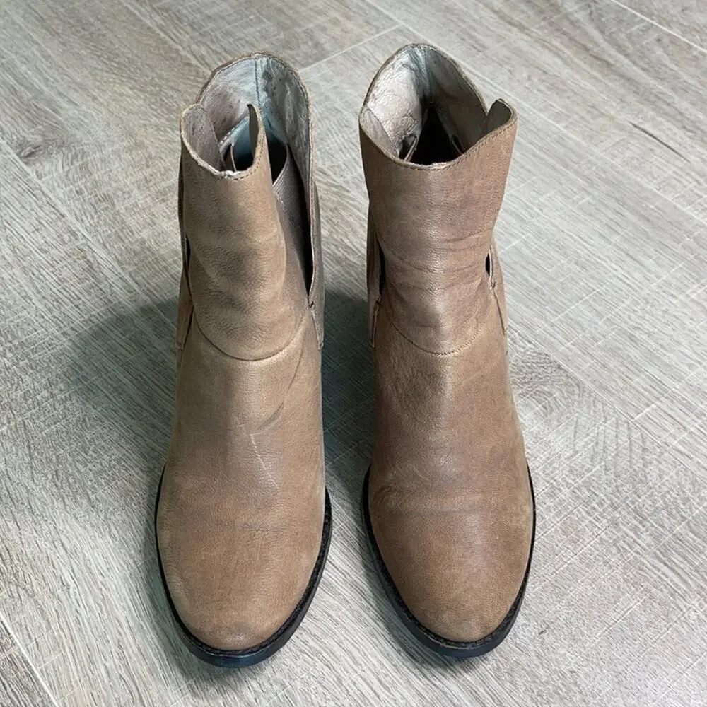 VINCE CAMUTO Ristin Brown Leather Ankle Bootie